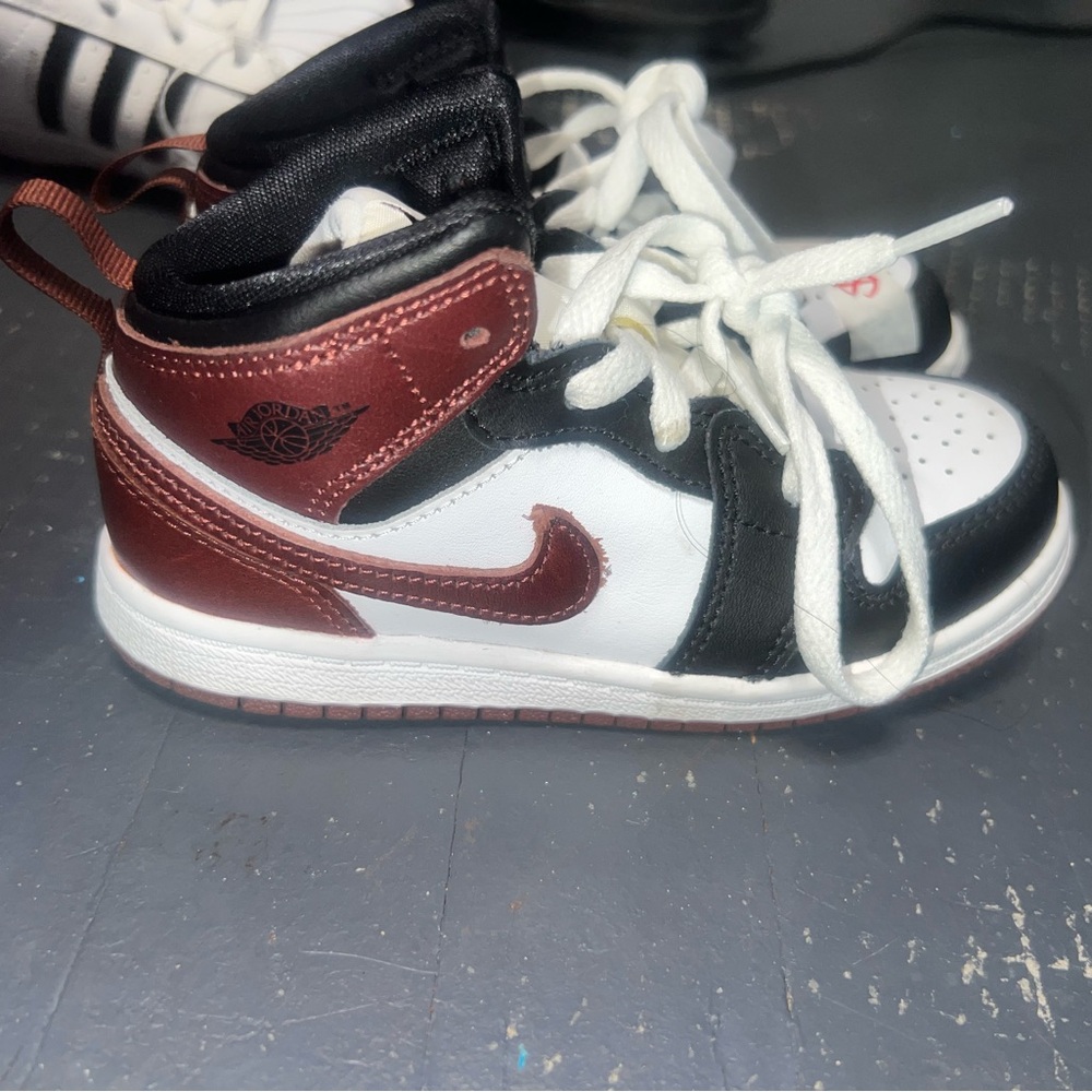 Jordan Kids High-Top Sneakers in White / Black / Maroon